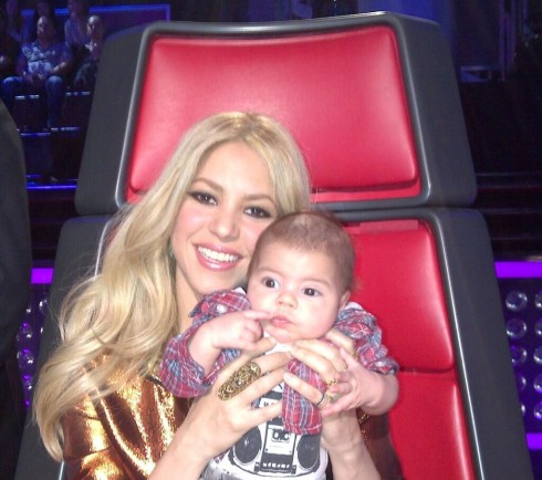 148 490x434 Shakira lleva a su hijo Milan a programa de tv 