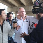 Mauricio Israel llegó a Chile causando caos en el aeropuerto