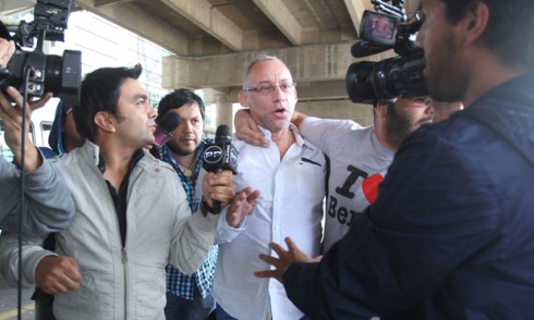 Mauricio Israel llegó a Chile causando caos en el aeropuerto