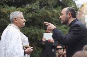 En su propia trampaFalso sacerdote