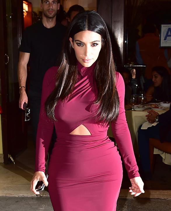 Kim Kardashian sorprende con ajustado vestido 