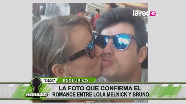 Beso de Bruno y Lola