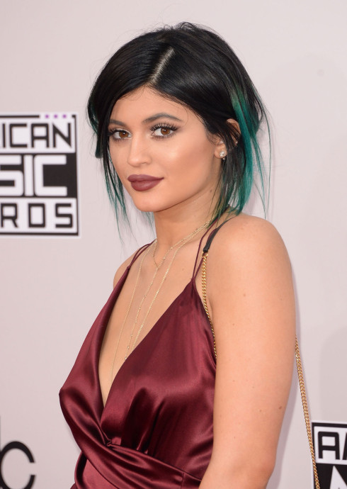 1442329275-syn-cos-1442327772-syn-hbz-1442317169-syn-elm-1442311168-kylie-jenner-cleavage-boobs-secret-1