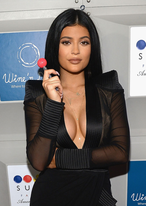 1442329280-syn-cos-1442327776-syn-hbz-1442317175-syn-elm-1442311209-kylie-jenner-cleavage-boobs-secret-2