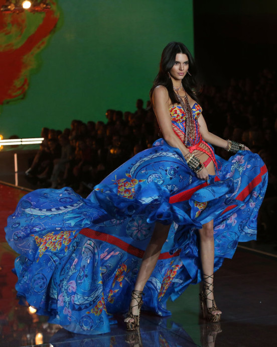 NEW YORK, NY - NOVEMBER 10: Model Kendall Jenner walks the runway during the 2015 Victoria's Secret Fashion Show at Lexington Avenue Armory on November 10, 2015 in New York City. (Photo by Taylor Hill/Getty Images)