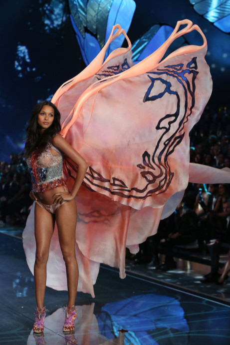 NEW YORK, NY - NOVEMBER 10: Model Lais Ribeiro walks the runway during the 2015 Victoria's Secret Fashion Show at Lexington Avenue Armory on November 10, 2015 in New York City. (Photo by Taylor Hill/Getty Images)