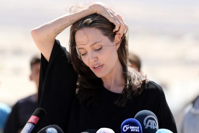 US actress and UNHCR special envoy Angelina Jolie talks during a visit to a Syrian refugee camp in Azraq in northern Jordan, on September 9, 2016. / AFP PHOTO / Khalil MAZRAAWI