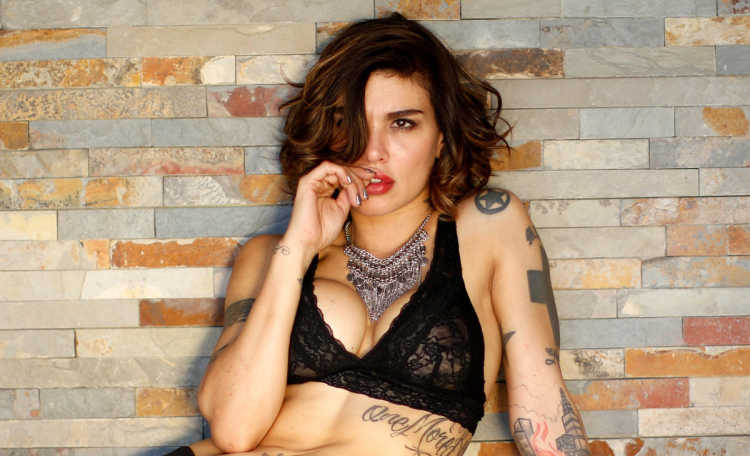 Angie Jibaja protagoniza sensual sesión de fotos *prende La Vedetón! 