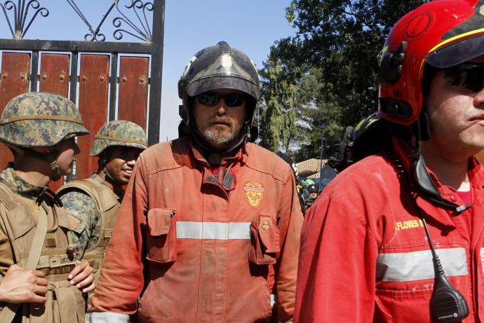 24 de enero de 2017/LOLOL El humorista, Paul Vasquez "El flaco" junto a sus compañeros de la compañía de bomberos de San Bernardo, llegaron hasta el sector de Lolol para ayudar en el combate de los incendios forestales en la zona FOTO;RODRIGO SAENZ/AGENCIAUNO