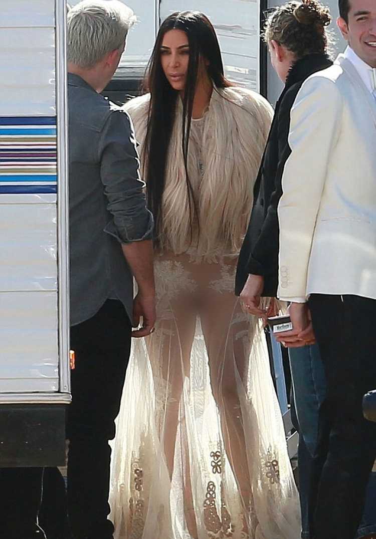 Kim Kardashian luce vestido transparente sin ropa interior ...