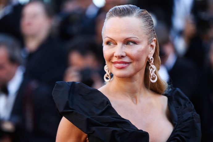US-Canadian actress Pamela Anderson poses as she arrives on May 20, 2017 for the screening of the film '120 Beats Per Minute (120 Battements Par Minute)' at the 70th edition of the Cannes Film Festival in Cannes, southern France. / AFP PHOTO / Valery HACHE