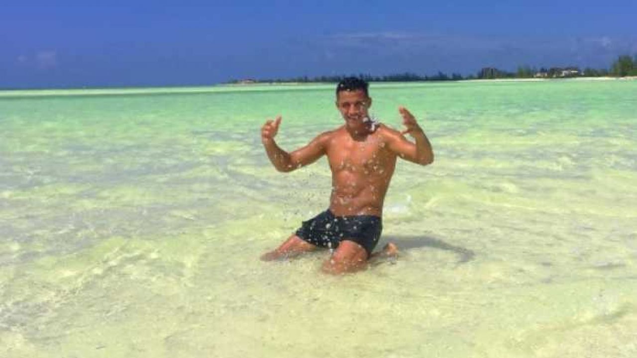 Alexis Sánchez pasa sus vacaciones bien acompañado - Tecache.cl