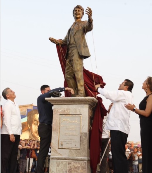 estatua juan gabriel