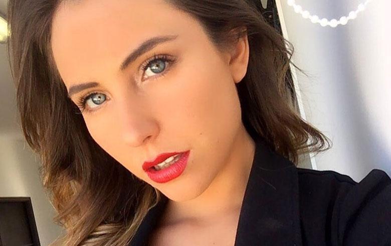 Ángela Duarte incendia las redes sociales con sensual pose subiendo el cerro
