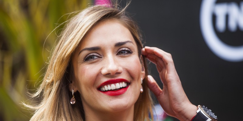Carola de Moras luce su tonificada figura tomando sol en bikini