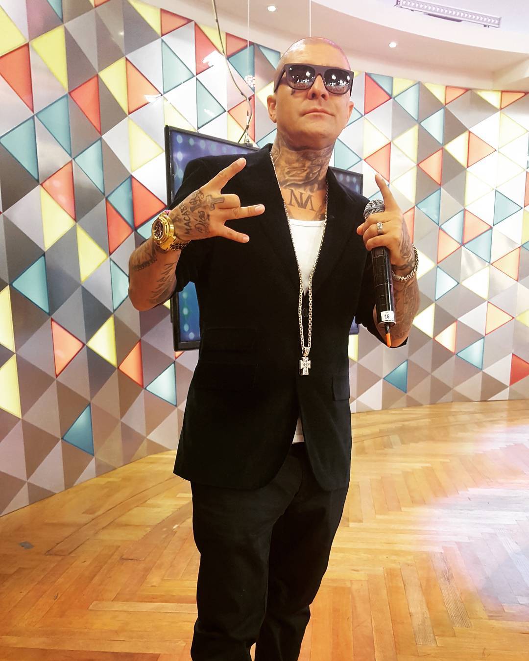 «¿Así me sugieren que me deje el pelo largo»?: DJ Méndez sorprende al mostrar su look de hace 10 años