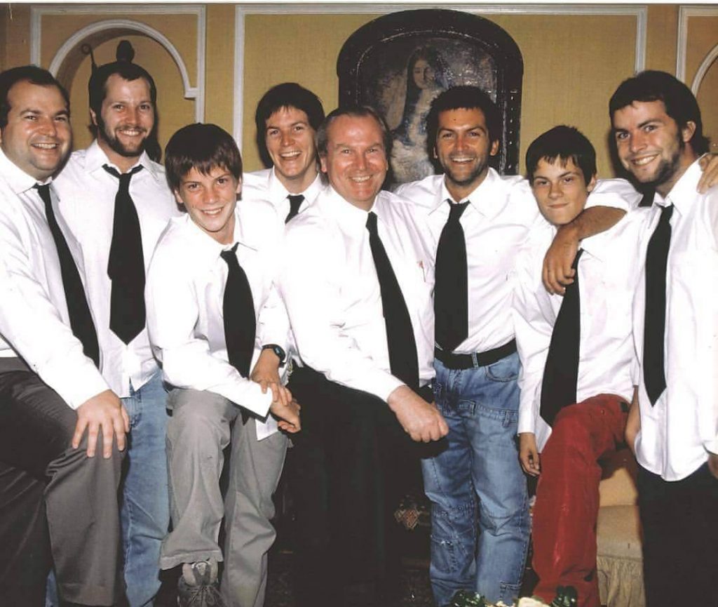 Hermano psicólogo de Cristián Sánchez se robó las miradas al aparecer