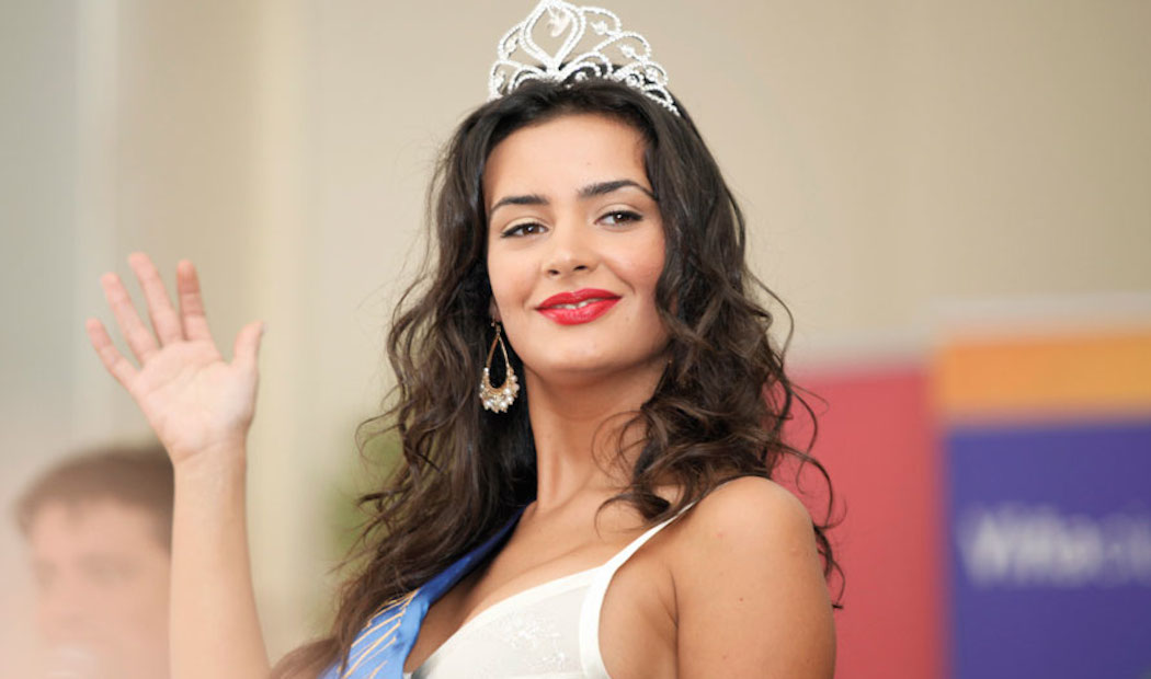 ¡Dominique Gallego se luce con bikinazo!
