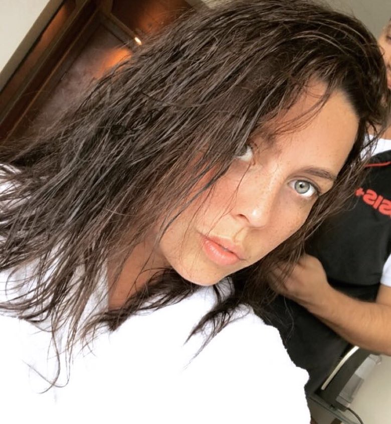 Fotos: Daniela Aránguiz estrenó radical cambio de look en la Gala de ...