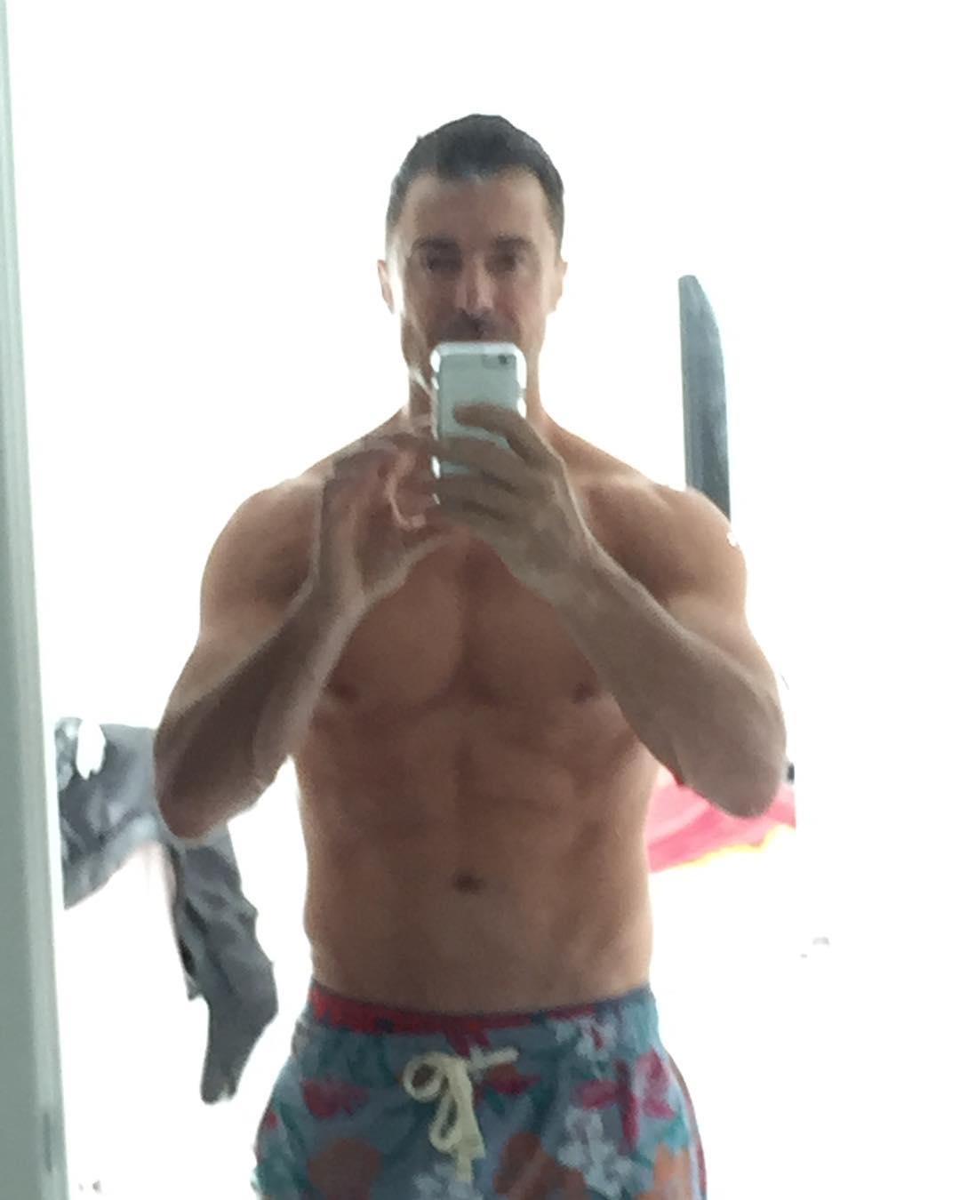 Giancarlo Petaccia muestra su tonificada figura a los 48 años Tecache.cl