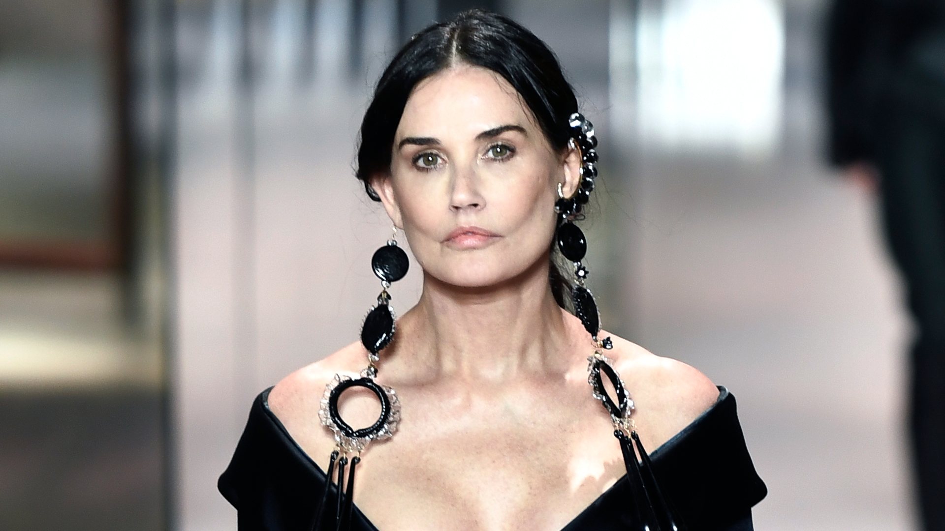 ¿Qué se hizo en el rostro? Demi Moore luce irreconocible en desfile de