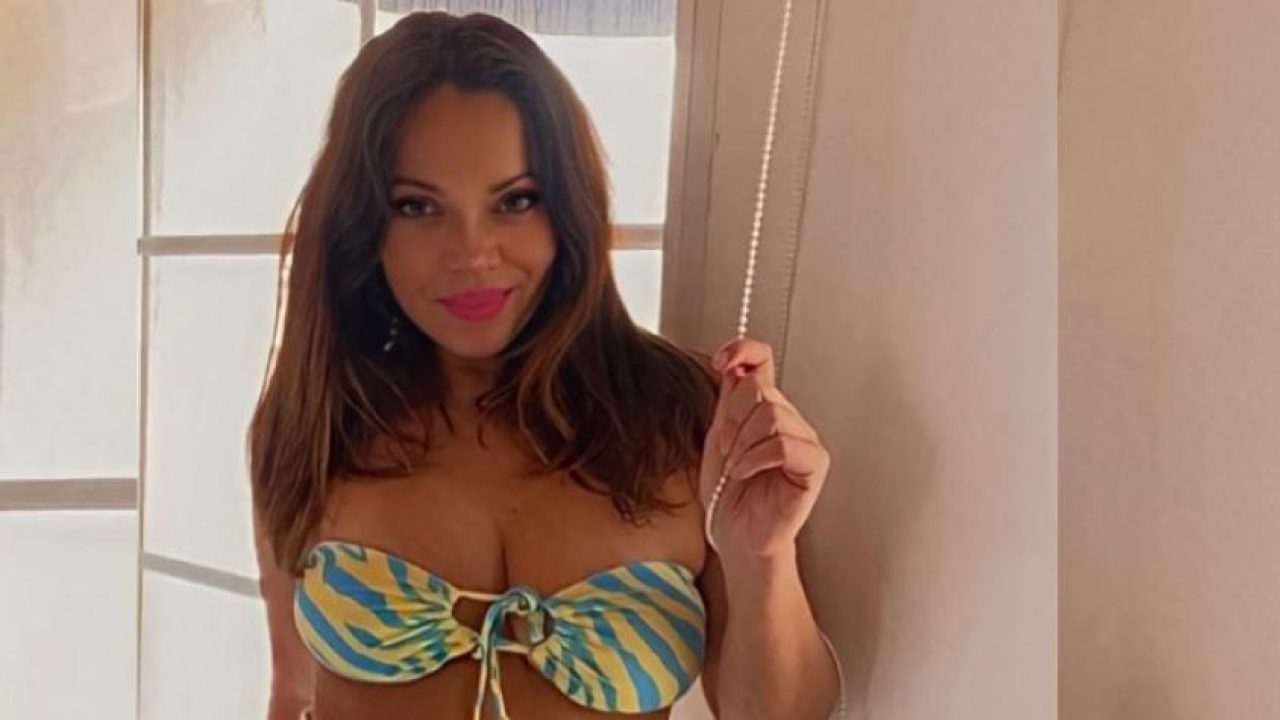 Video: Tía de Paloma Mami posa en sensual bikinazo - Tecache.cl