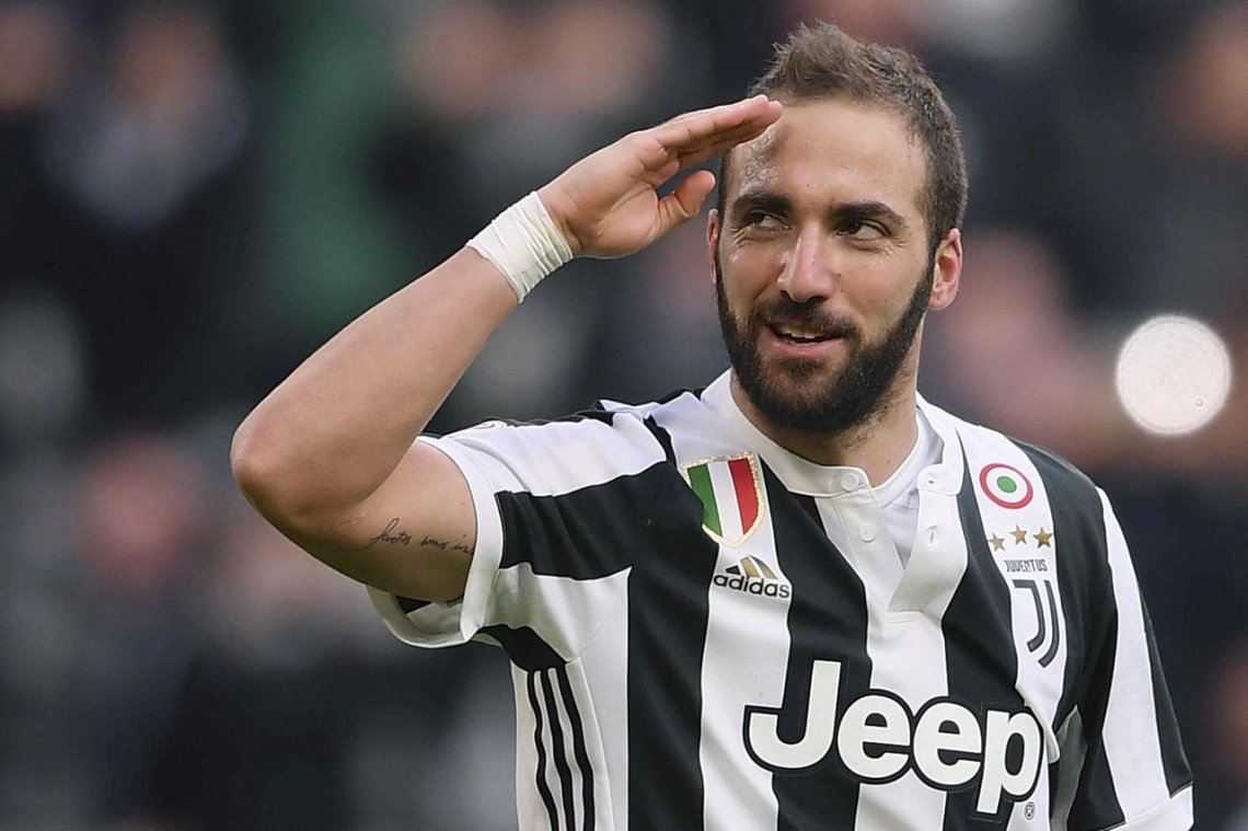 El delantero Higuaín ya se despidió del Milan