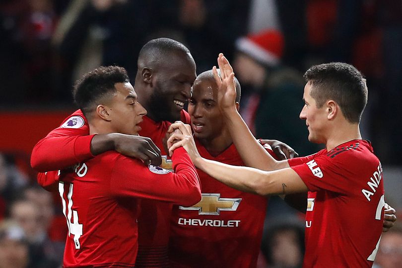 Manchester United sigue levantado, mientras el Chelsea se atasca