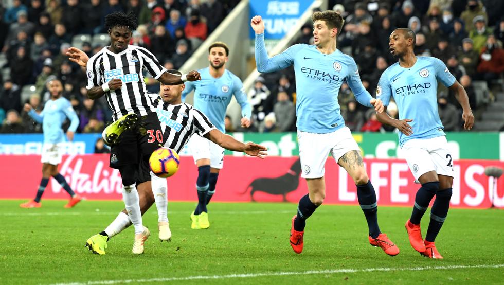 El delantero venezolano Salomón Rondón acaba con los 632 minutos del Manchester City sin encajar gol