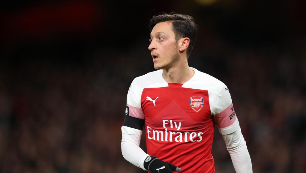 Emery habla con Ozil y le pide que se coloque las pilas