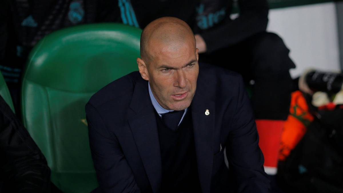 El Chelsea sigue pensando en Zidane como una opción pese a la sanción