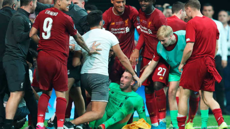 Liverpool pierde a su arquero luego de que un hincha lo lesionara