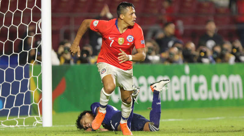 Alexis Sánchez jugó lesionado y preocupa para el duelo ante Uruguay