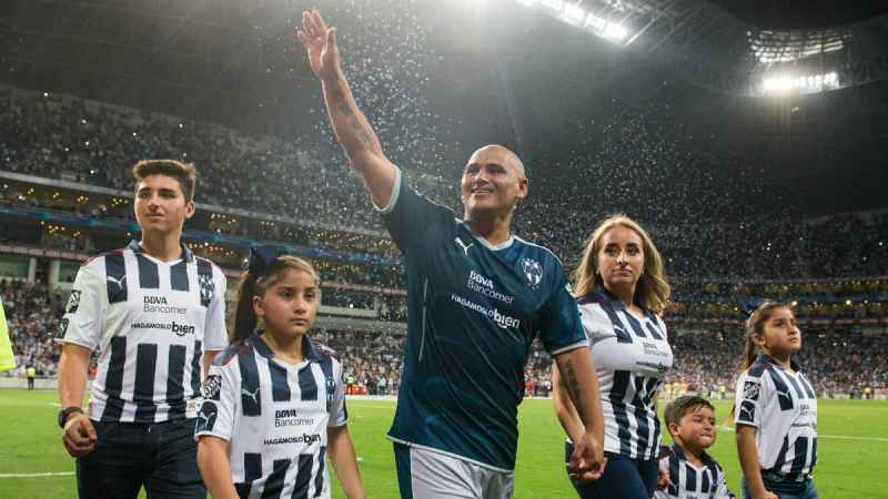 ‘Chupete’ Suazo podría salir del retiro para jugar nuevamente en México