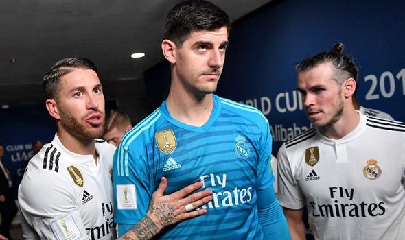 Thibaut Courtois de 1.99 metros ha encajado cinco goles de cabeza