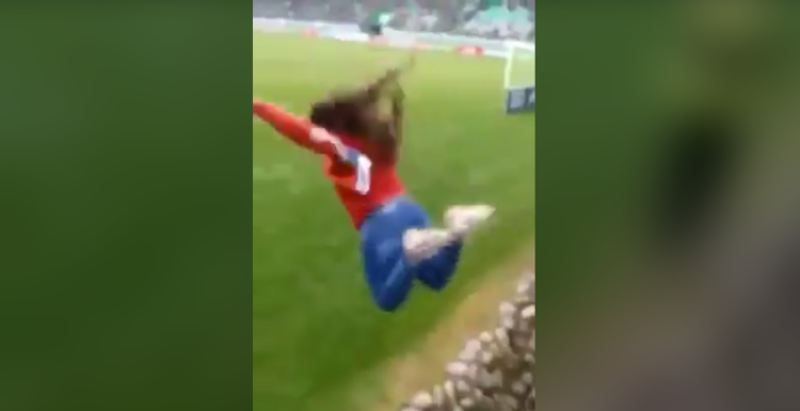 Video: Joven hincha sufre fractura tras lanzarse a la cancha