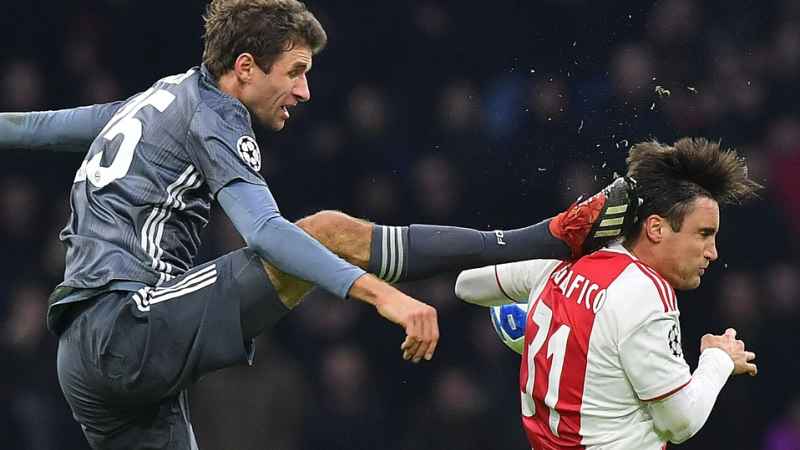 Video: La brutal patada de Thomas Müller a la cabeza de Tagliafico