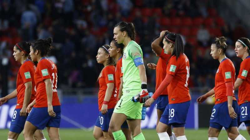 Las críticas contra el técnico de Chile femenino vienen desde el mismo camarin