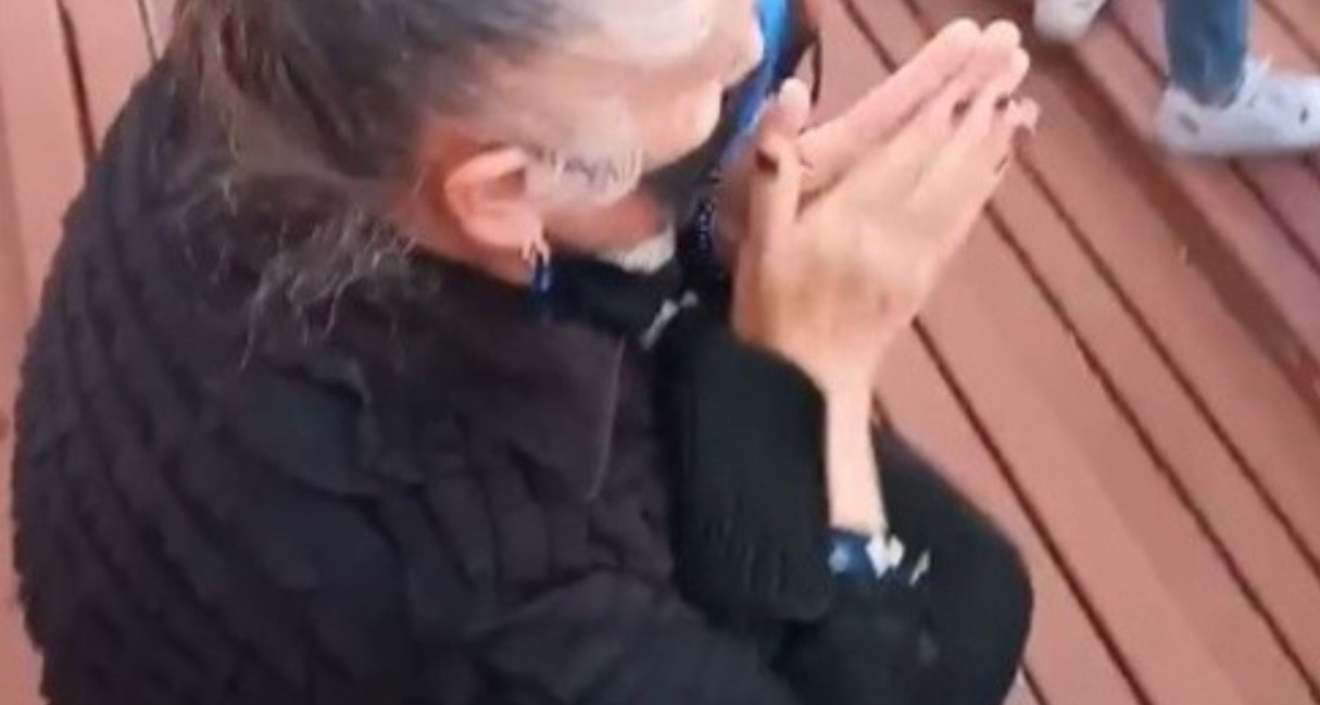 (Video): Abuelita bullanguera alentó a la ‘U’ en el Santa Laura