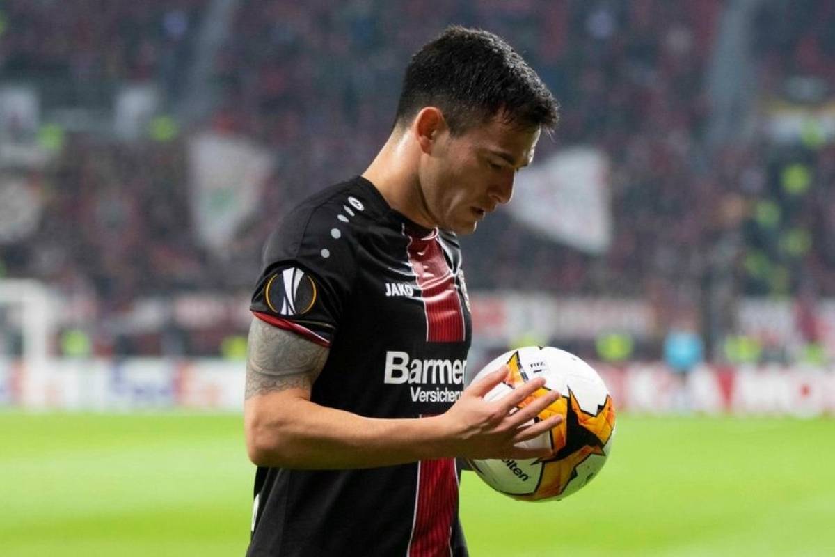 Alerta en La Roja:Aránguiz abandonó práctica de Bayer Leverkusen