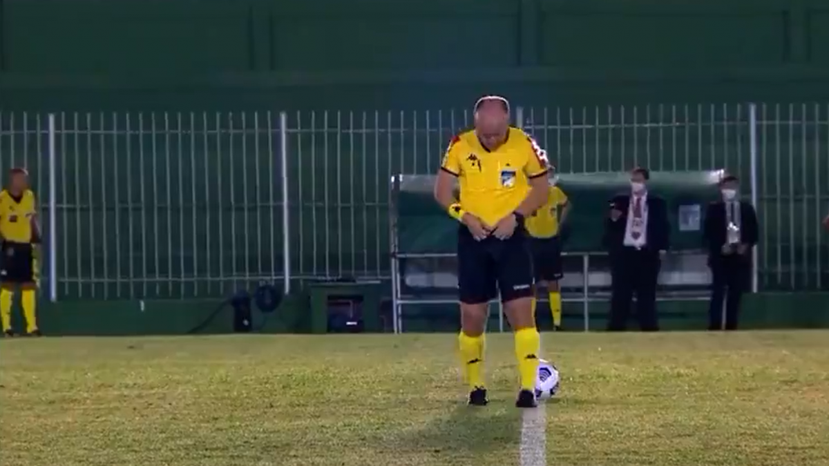 Insólita escena:  Un árbitro orinó en plena cancha en el fútbol brasileño