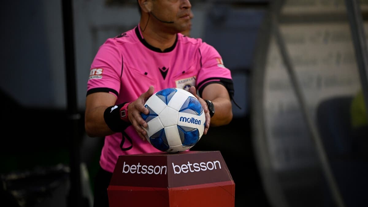 Árbitros mantienen paralización pese al despido de Castrilli