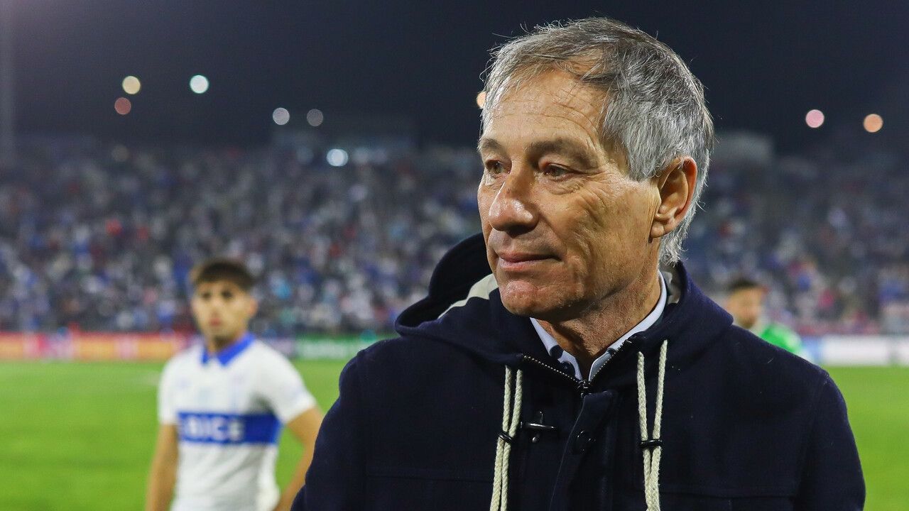 Ariel Holan apuntó al estado de la cancha tras perder con la ‘U’
