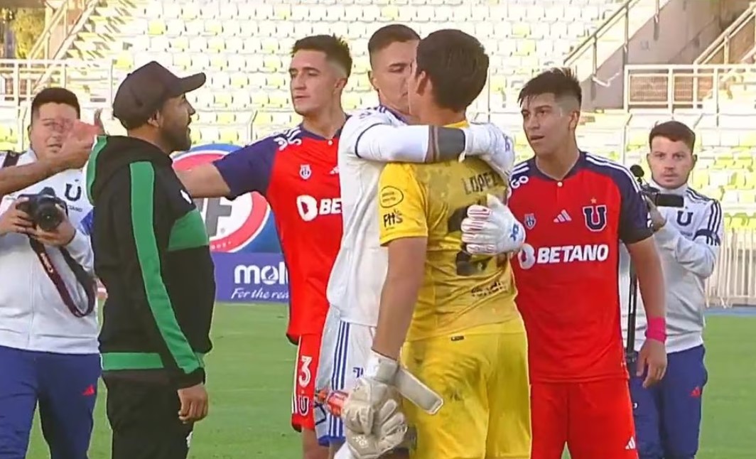 (Video) El noble gesto de los jugadores de la ‘U’ con el arquero de Chimbarongo