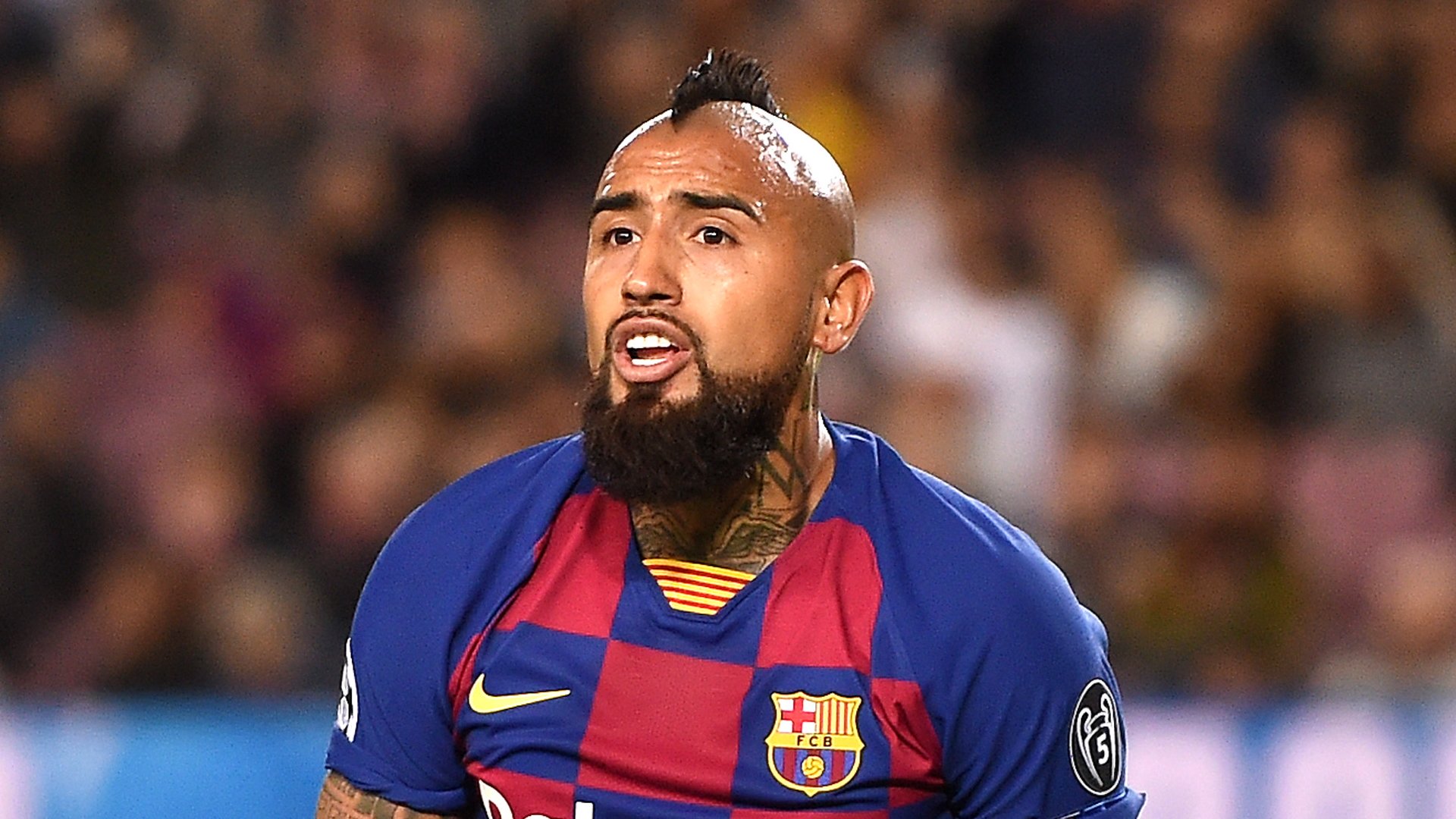 Hinchas del Barcelona piden la salida de Arturo Vidal