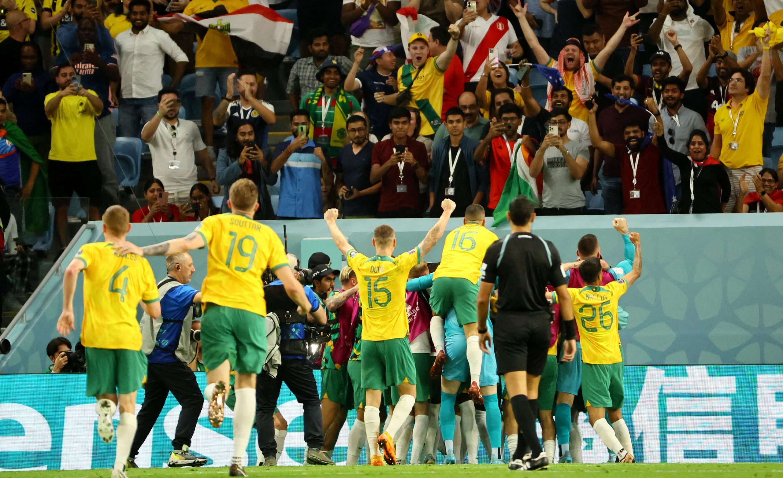 Australia pasa a octavos de final tras vencer y eliminar a Dinamarca