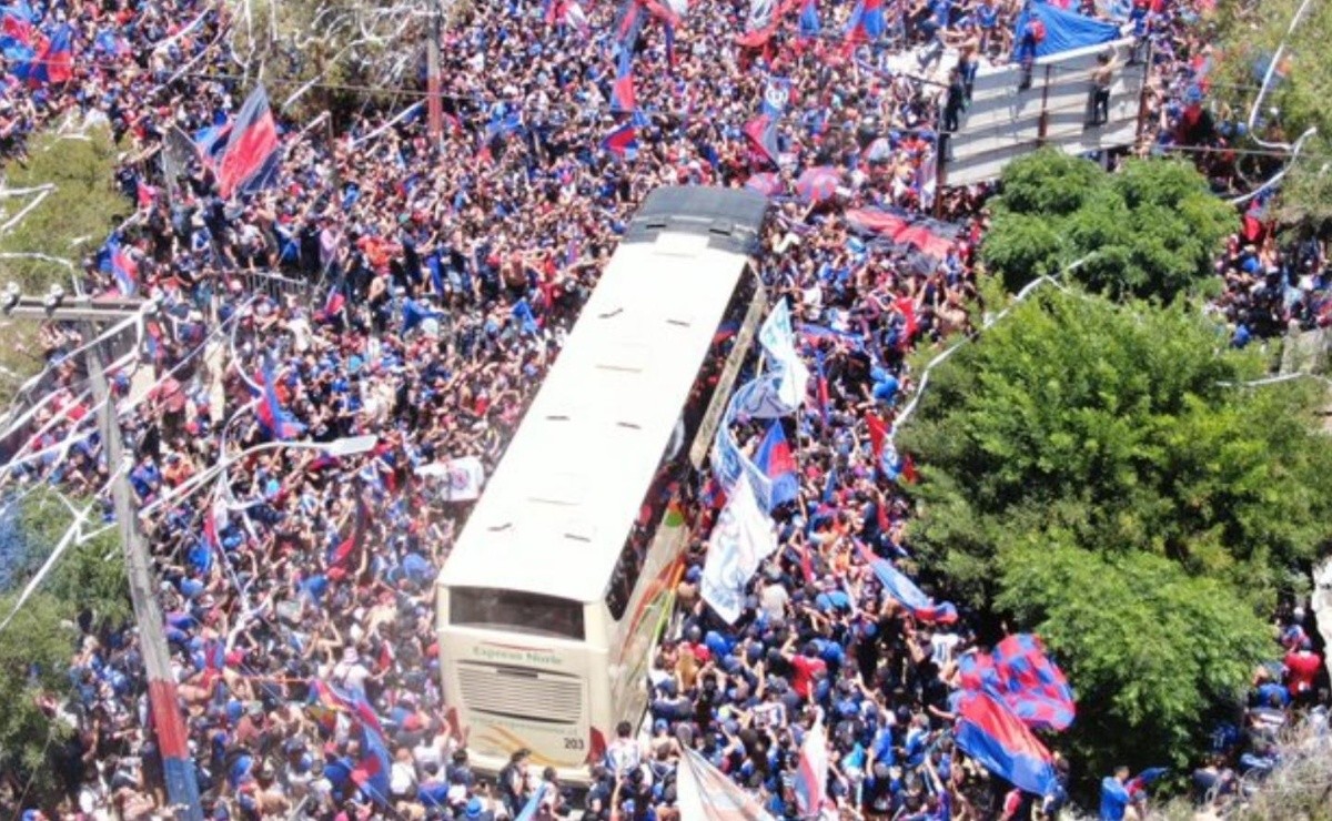 Fotos: El increíble banderazo de los hinchas de la ‘U’