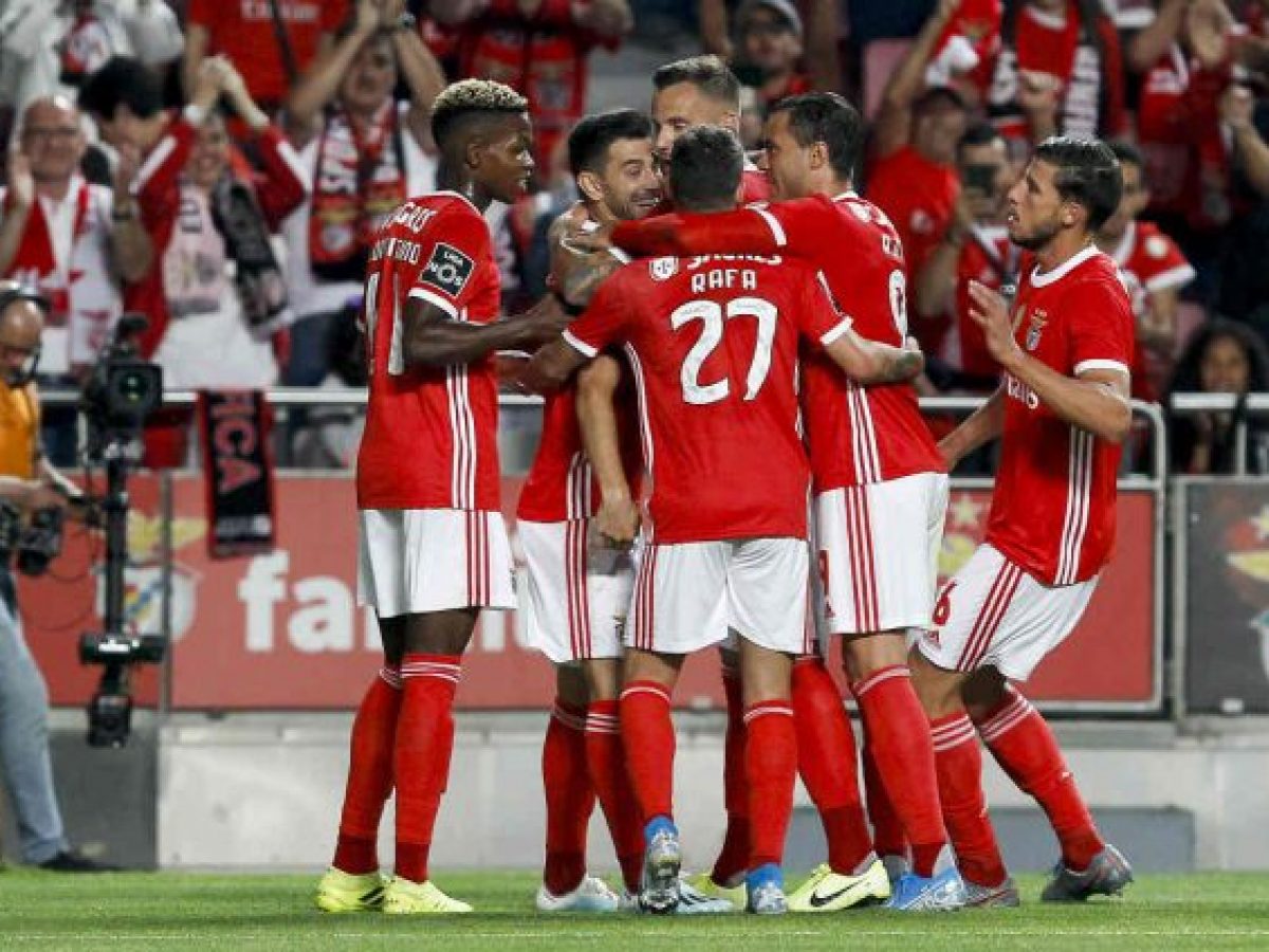 Fanáticos de Benfica rayaron casa de los jugadores con insultos
