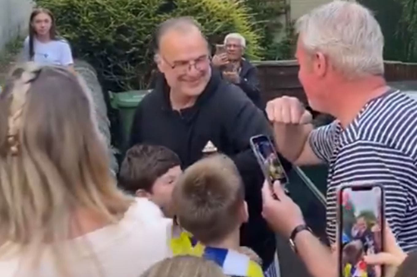 (Video) Bielsa festejó con sus vecinos el ascenso del Leeds a Premier League