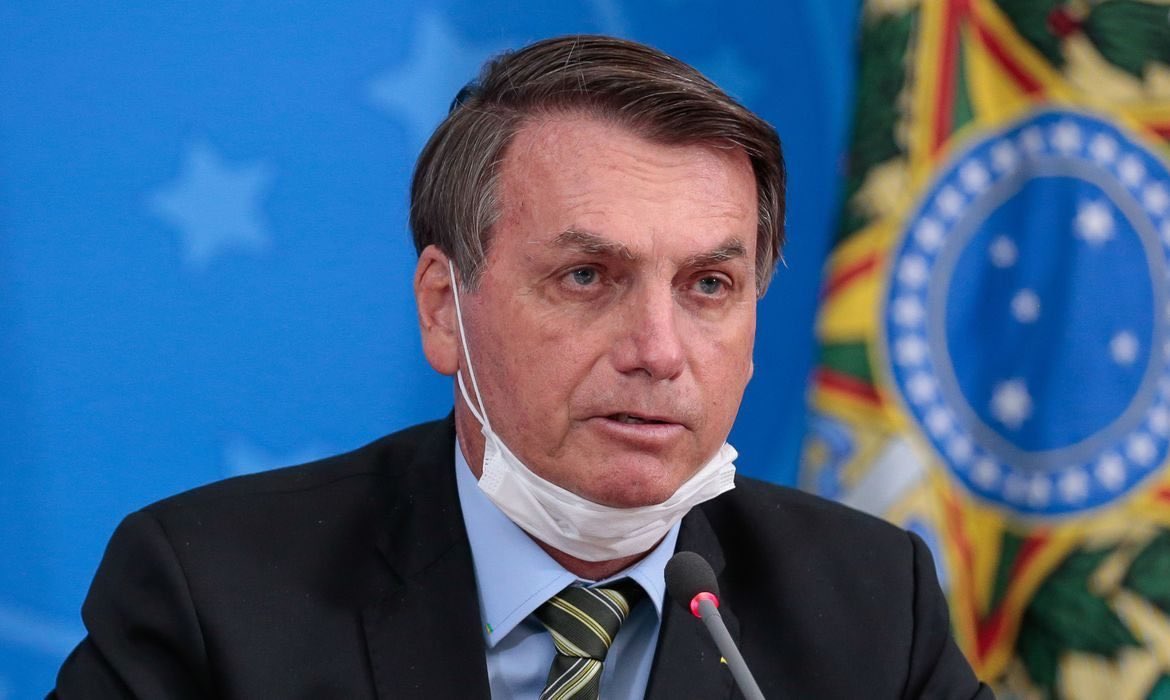 Bolsonaro amenaza con despedir DT de Brasil si no juega Copa América